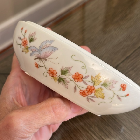 Vintage 1974 Avon Butterfly Fantasy Porcelain Treasure Egg - Trinket Box - Picture 11 of 16